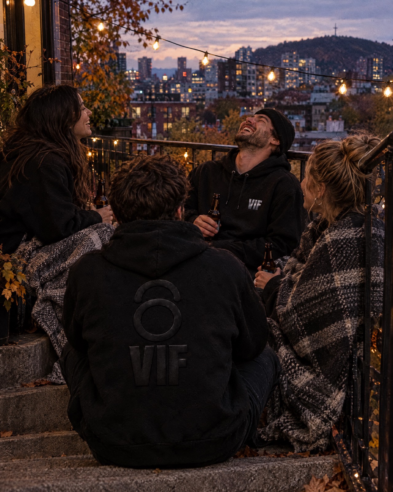 Des amis de l'équipe sur un balcon du Plateau